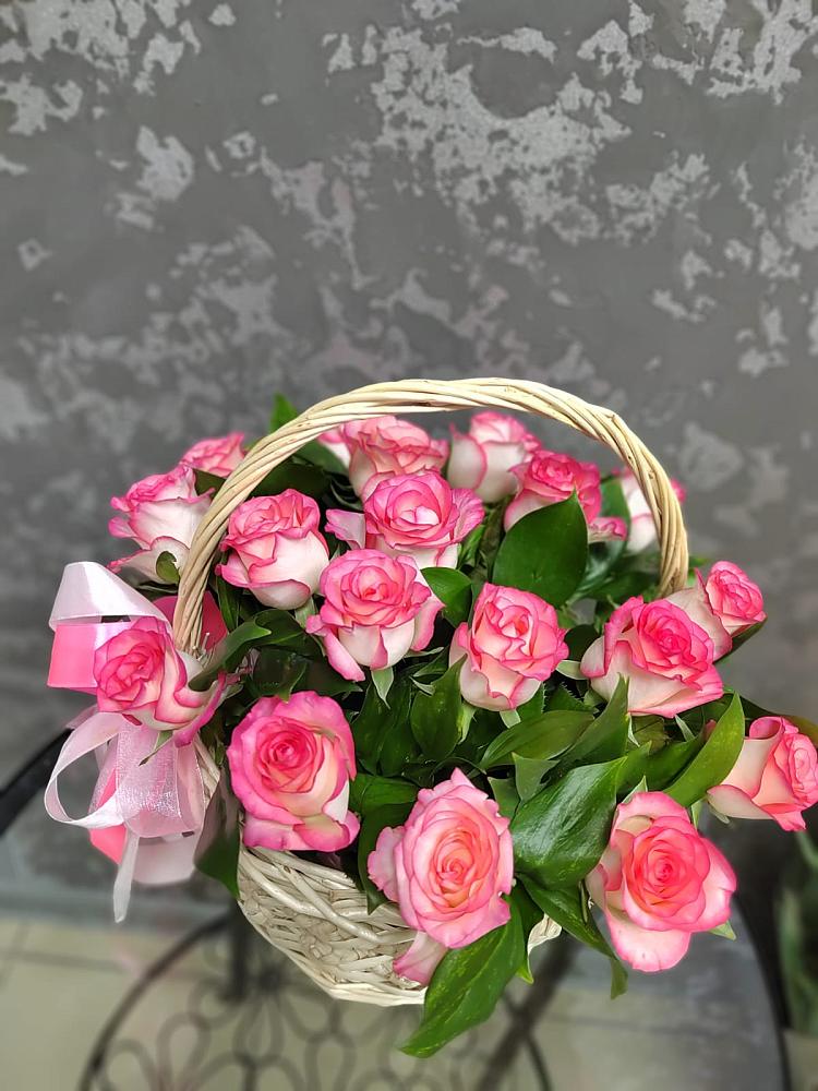 Цветочная композиция из Розы в корзине в Струги Красные