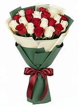 Букет Микс из красных и белых роз в Струги Красные
