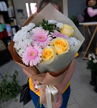 Букет цветов из:  Герберы, Розы и Хризантемы в Струги Красные