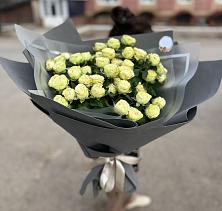 Букет Белые кустовые розы Солинеро в Струги Красные