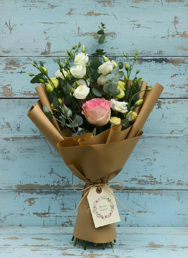 Букет цветов из: Розы и Лизиантусы в Струги Красные