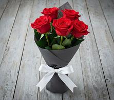 Букет 5 Красных роз Эдлесс Лав в Струги Красные