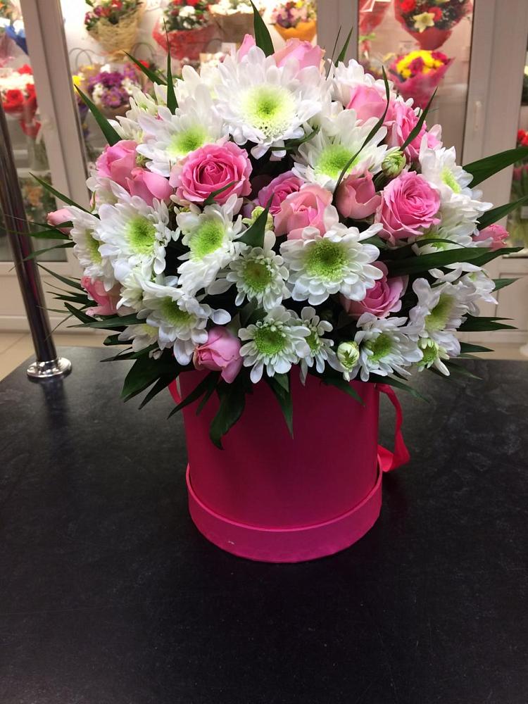 Цветочная композиция из Розы и Хризантемы в шляпной коробке в Струги Красные