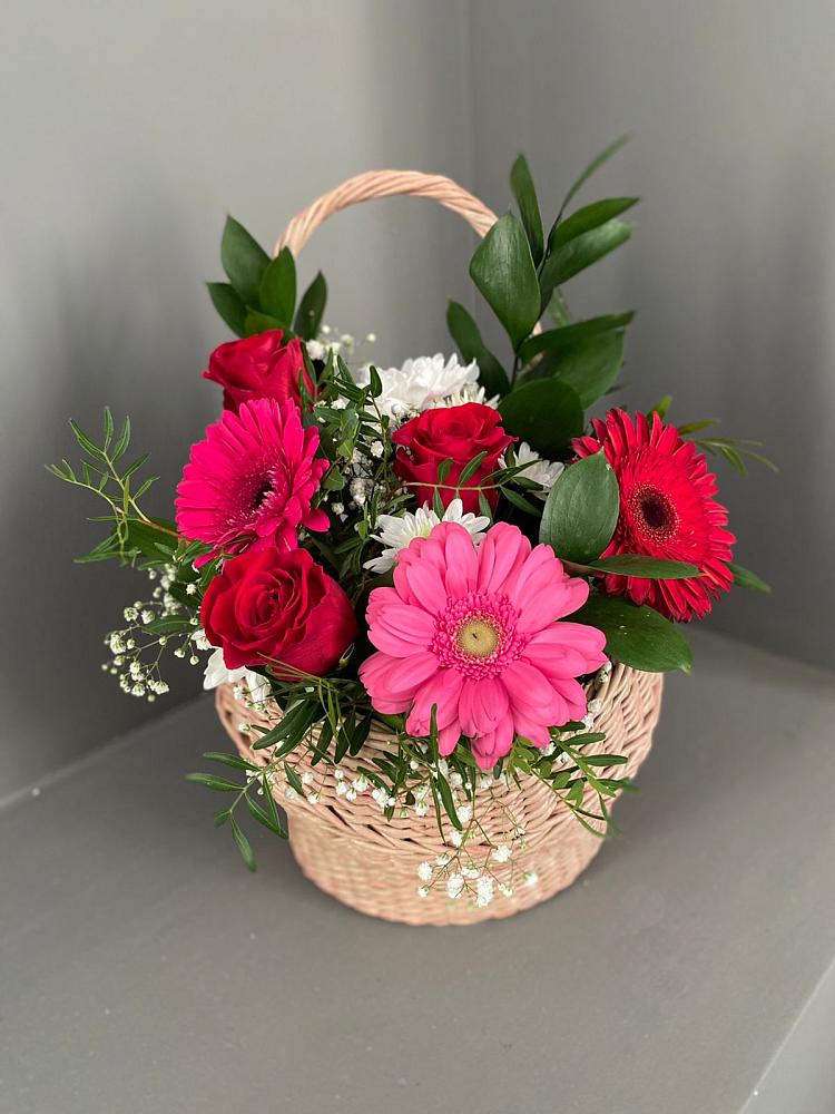 Цветочная композиция из Розы, Хризантемы и Герберы в корзине в Струги Красные