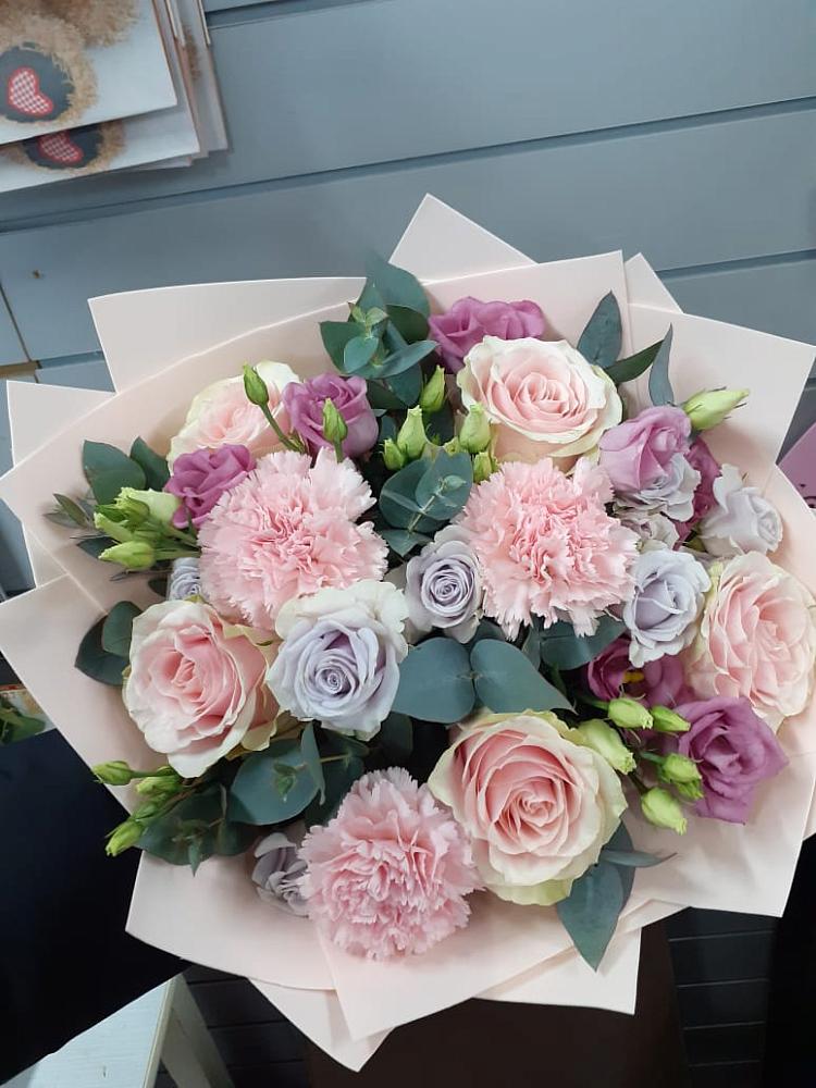 Букет цветов из: Розы, Гвоздики и Лизиантусы в Струги Красные