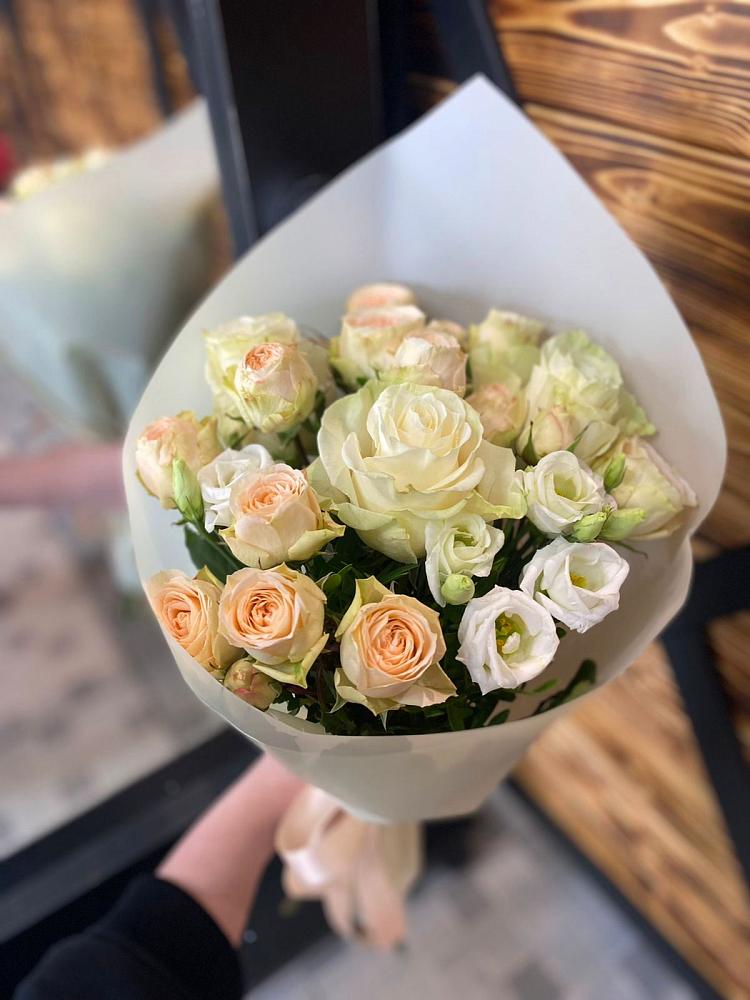 Букет цветов из: Розы и Лизиантусы в Струги Красные